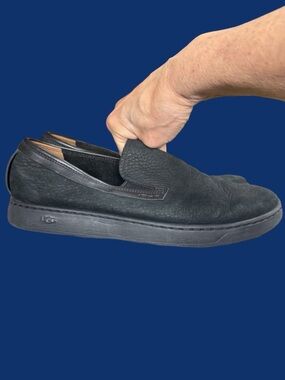 UGG men’s size 9.5 leather slip-on sneakers solid black shoes soles